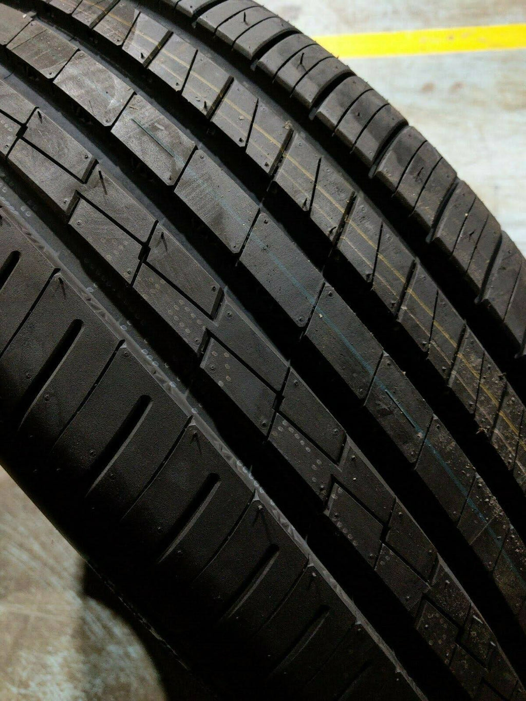 225/60R16 98V Touring All Season Tire V888